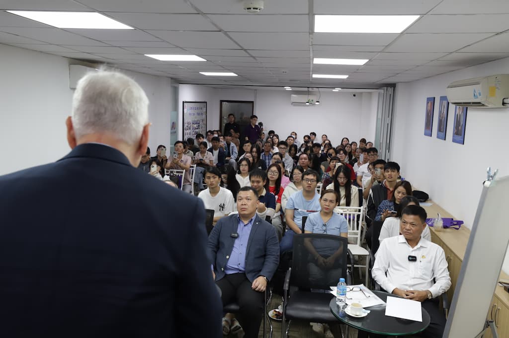Học sinh nhận học bổng