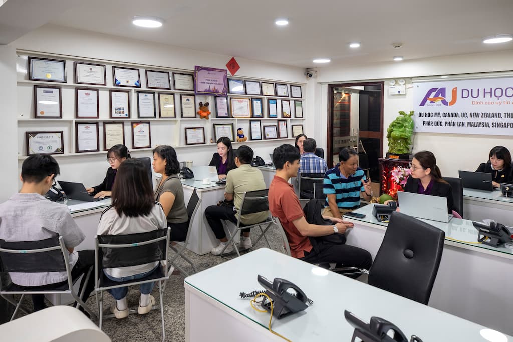 Học sinh nhận học bổng 2